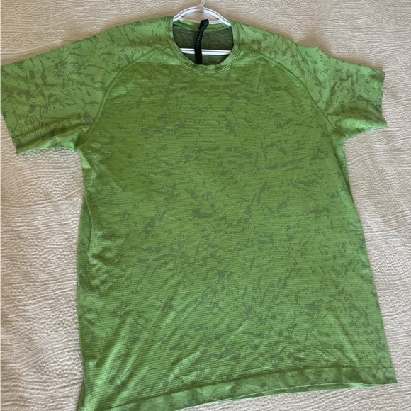 Lululemon Men’s XL Tee – Green Pattern - Picture 2 of 6